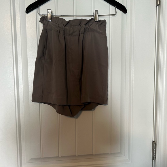 Babaton paper bag waist  shorts in perfect condition - Picture 2 of 4